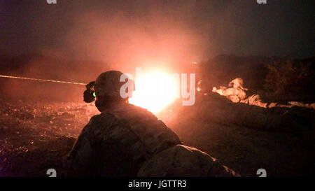 Stati Uniti I soldati dell esercito da Bravo Company, 1-327 fanteria, 1° Brigata Team di combattimento, 101st Airborne Division (Air Assault), assegnato a Combined Joint Task Force-Horn dell Africa orientale africana Forza di risposta (EARF), si impegnano in una notte live-Incendio campo con equipaggio servito i team di armi a un intervallo lungo la costa meridionale del Golfo di Tadjoura, Gibuti, Giugno 30, 2017. Lo scopo dell'EARF è di fornire rapidamente personalizzabile di pacchetti di forze per proteggere gli interessi americani in tutto il continente africano deve eventuali minacce derivano. (U.S. Air Force photo by Staff Sgt. Nicholas A. sacerdote). Foto Stock