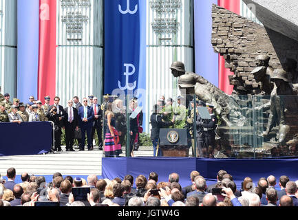 Presidente Donald Trump orologi come gruppo di combattimento Polonia U.S. Soldati posto corone all'Insurrezione di Varsavia monumento durante la sua prima visita presidenziale a Varsavia, in Polonia, in Piazza Krasiński luglio 6. Gruppo di Combattimento Polonia soldati percorsa da Bemowo Piskie Area Formazione a Varsavia per stare in formazione mentre il Presidente Trump consegnato il suo indirizzo circa US e militare polacco e rapporti economici a migliaia di cittadini polacchi e visitatori. Foto Stock