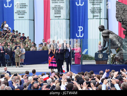 Stati Uniti Presidente Donald Trump sorge accanto al Presidente polacco Andrzej Duda come entrambi i presidenti riconoscono i cittadini della Polonia durante la Trump's prima visita presidenziale a Varsavia, Polonia, all'Insurrezione di Varsavia monumento in Piazza Krasiński luglio 6. Gruppo di Combattimento Polonia soldati percorsa da Bemowo Piskie Area Formazione a Varsavia per stare in formazione mentre il Presidente Trump consegnato il suo indirizzo circa US e militare polacco e rapporti economici a migliaia di cittadini polacchi e visitatori. Foto Stock