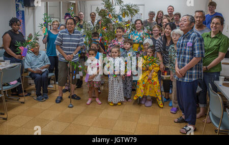 Marine Corps Air Station Iwakuni residenti posano per una foto di gruppo con il Giapponese locali durante una visita a Kinjuen Casa di cura con l'ICM Iwakuni adattamento culturale programma in Iwakuni City, Giappone, 7 luglio 2017. La casa di cura ha invitato gli americani dalla stazione di aria per celebrare Tanabata, noto anche come la stella del festival. I partecipanti nel caso goduto di cibi tradizionali e altre attività come nagashi somen, o scorrimento somen noodles e legando il loro desiderio di un ramo di bambù. (U.S. Marine Corps photo by Lance Cpl. Gabriela Garcia-Herrera) Foto Stock