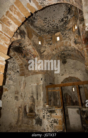 Siince più di mille anni la Chiesa ortodossa di Grecia Agios Pavlos sorge lungo la costa del Mar Libico a est di Agia Roumeli. Foto Stock