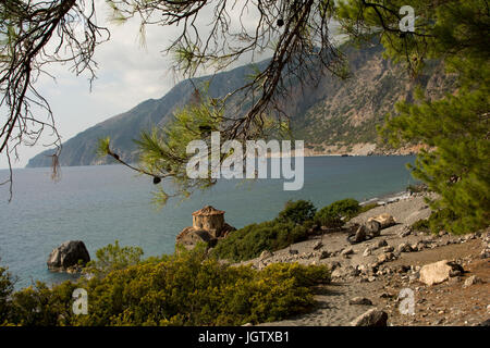 Siince più di mille anni la Chiesa ortodossa di Grecia Agios Pavlos sorge lungo la costa del Mar Libico a est di Agia Roumeli. An der Südküste Kr Foto Stock