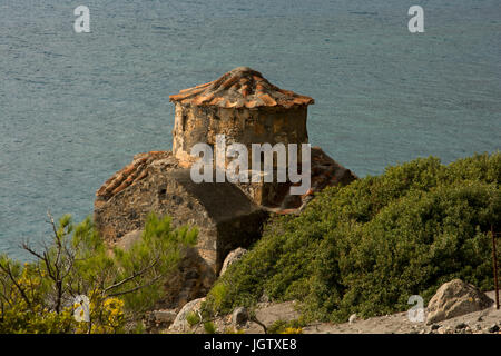 Siince più di mille anni la Chiesa ortodossa di Grecia Agios Pavlos sorge lungo la costa del Mar Libico a est di Agia Roumeli. An der Südküste Kr Foto Stock