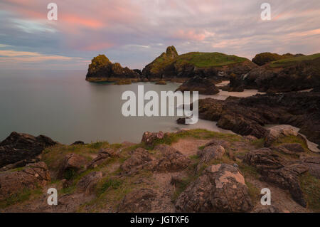 Colorato cielo sopra Kynance Cove sulla penisola di Lizard Foto Stock