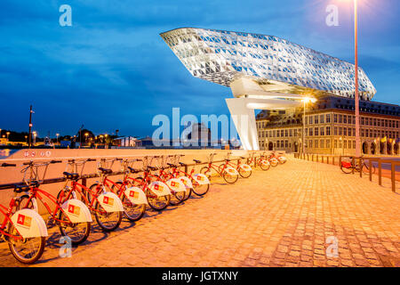 ANTWERPEN, Belgio - 02 Giugno 2017: vista notturna sul porto illuminato House edificio progettato da Zaha Hadid architetto nel 2009 nella città di Anversa, Belg Foto Stock