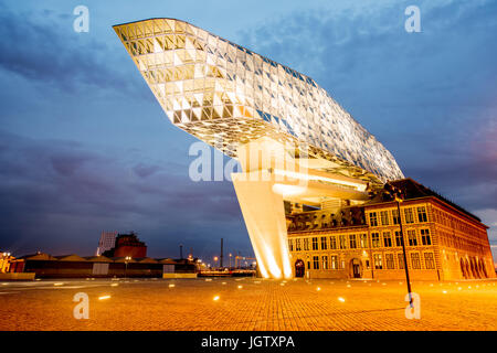 ANTWERPEN, Belgio - 02 Giugno 2017: vista notturna sul porto illuminato House edificio progettato da Zaha Hadid architetto nel 2009 nella città di Anversa, Belg Foto Stock