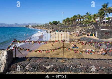 Amore gli armadietti appesi a catene, Playa Grande, grande spiaggia di Puerto del Carmen, Lanzarote, Isole canarie, Spagna, Europa Foto Stock