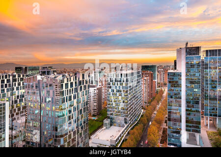 Edifici per uffici a Nueva Las Condes, un moderno quartiere finanziario nel ricco quartiere di Las Condes in Santiago de Cile Foto Stock