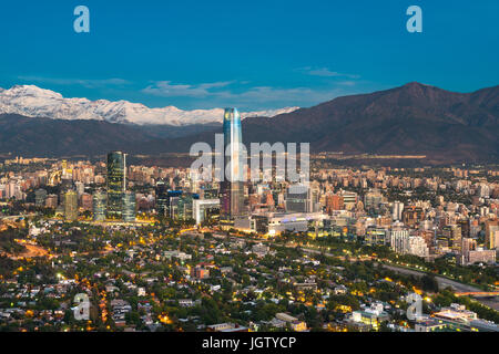 Skyline di Santiago de Chile presso le morchie della Cordigliera delle Ande e fabbricati al quartiere Providencia. Foto Stock