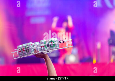 Montreal, 5 Luglio 2017: Close-up di un vassoio di birre di fronte a prestazioni live a Montreal Jazz Performance Foto Stock