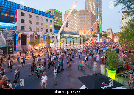 Montreal, Canada - 5 July 2017: gente radunarsi a Place des Festivals per assistere ad un concerto di musica presso il Jazz Festival di Montreal. Foto Stock