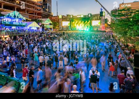 Montreal, Canada - 5 luglio 2017 - td stadio e la folla durante le performance dal vivo a Montreal jazz festival (place des festivals) Foto Stock