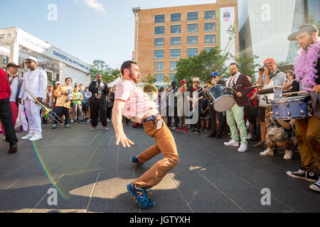 Montreal, 8 Luglio 2017: scienza urbana Brass Band esegue all'aperto presso il Jazz Festival di Montreal Foto Stock