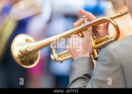 Montreal, Canada - 8 July 2017: Vista dettagliata del trombettista con le mani in mano ad un Festival della Musica Jazz Foto Stock