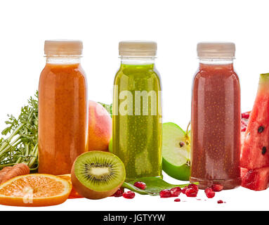 Un assortimento di bottiglie di frutta e verdura frullati con ingredienti freschi spinaci, anguria, kiwi, arancio, carote, Apple, mango e melograno per Foto Stock
