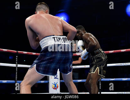 Sabato 8 Luglio 2017: Pugilato, Braehead Arena di Glasgow, Scozia. Prestonpans boxer Josh Taylor sconfigge Hackney's Ohara Davies per aggiungere la WBC cinghia di argento per il suo titolo del Commonwealth. Il 26-anno-vecchio ha guadagnato il suo decimo e più soddisfacente la vittoria della sua breve carriera in un esplosivo la notte a Glasgow's Braehead Arena, una vittoria che spinge il Prestonpans perforatore nella top 15 in tutto il mondo super leggero classifiche. Foto Stock