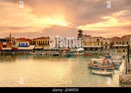 Rethymno porto vecchio con bar e ristoranti illuminata con luce calda del sole, Creta, Grecia Foto Stock