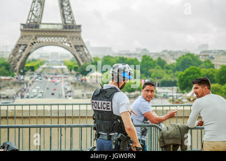 Torre Eiffel patrol Foto Stock