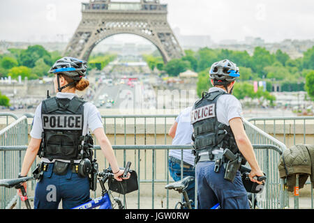 Polizia a Torre Eiffel Foto Stock