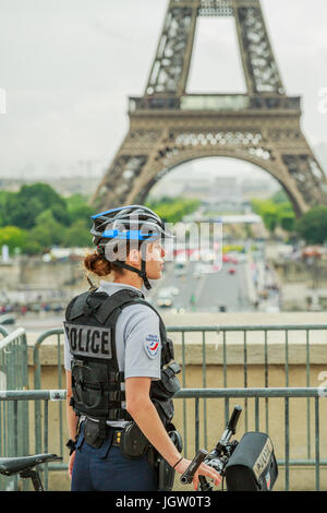 Torre Eiffel donna di polizia Foto Stock