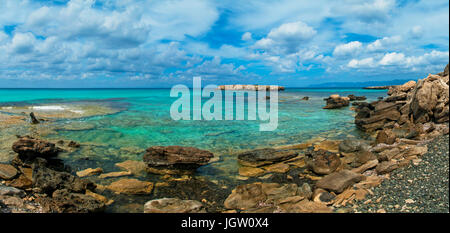 Laguna blu panorama sulla penisola di Akamas vicino a Latchi, Cipro Foto Stock