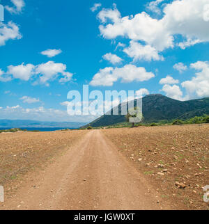 Strada sterrata nel Parco Nazionale di Akamas sulla penisola di Akamas sulla giornata di sole, di Cipro Foto Stock