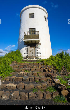 Vecchio mulino a vento tra Yaiza e Uga, Lanzarote, Isole canarie, Spagna, Europa Foto Stock