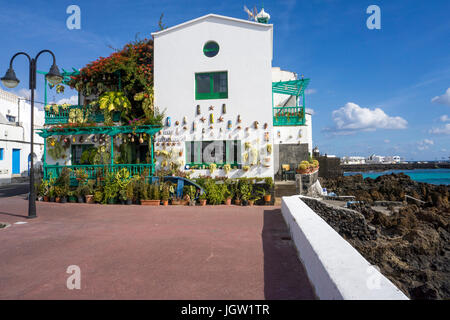 Casa residenziale decorata con piante, Punta Mujeres, villaggio di pescatori che si trova a nord di Lanzarote, Isole Canarie, Europa Foto Stock