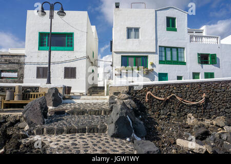 Case residenziali a Punta Mujeres, villaggio di pescatori a nord dell'isola di Lanzarote, Isole canarie, Spagna, Europa Foto Stock