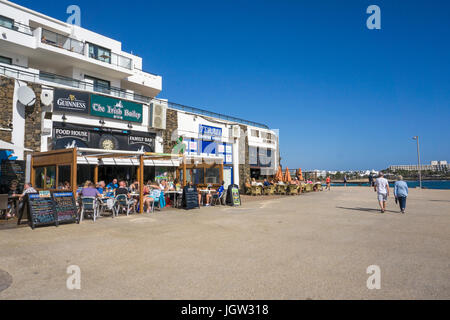 Ristoranti presso il lungomare di Playa de Las Cucharas, Costa Teguise, Lanzarote, Isole Canarie, Europa Foto Stock