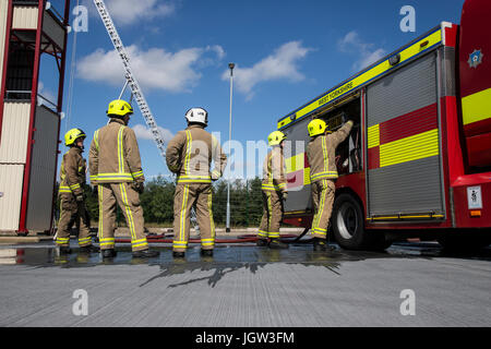 Regno Unito vigili del fuoco la preparazione di corsi di formazione per trapano in corrispondenza della stazione Foto Stock