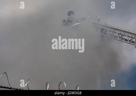 Detroit, Michigan - Vigili del Fuoco da Detroit Hamtramck e combattuto una tre-alarm blaze in corrispondenza di un magazzino di generi alimentari a Detroit orientale del quartiere del mercato. Foto Stock