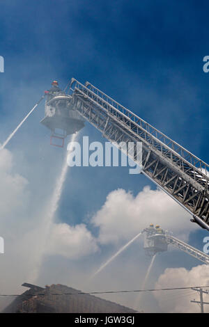 Detroit, Michigan - Vigili del Fuoco da Detroit Hamtramck e combattuto una tre-alarm blaze in corrispondenza di un magazzino di generi alimentari a Detroit orientale del quartiere del mercato. Foto Stock