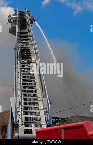 Detroit, Michigan - Vigili del Fuoco da Detroit Hamtramck e combattuto una tre-alarm blaze in corrispondenza di un magazzino di generi alimentari a Detroit orientale del quartiere del mercato. Foto Stock