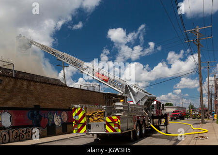 Detroit, Michigan - Vigili del Fuoco da Detroit Hamtramck e combattuto una tre-alarm blaze in corrispondenza di un magazzino di generi alimentari a Detroit orientale del quartiere del mercato. Foto Stock