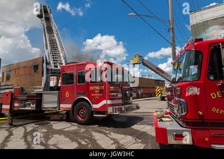 Detroit, Michigan - Vigili del Fuoco da Detroit Hamtramck e combattuto una tre-alarm blaze in corrispondenza di un magazzino di generi alimentari a Detroit orientale del quartiere del mercato. Foto Stock