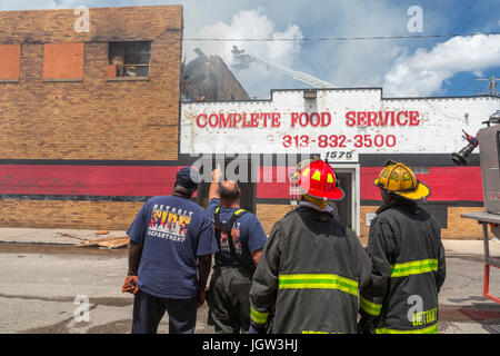 Detroit, Michigan - Vigili del Fuoco da Detroit Hamtramck e combattuto una tre-alarm blaze in corrispondenza di un magazzino di generi alimentari a Detroit orientale del quartiere del mercato. Foto Stock