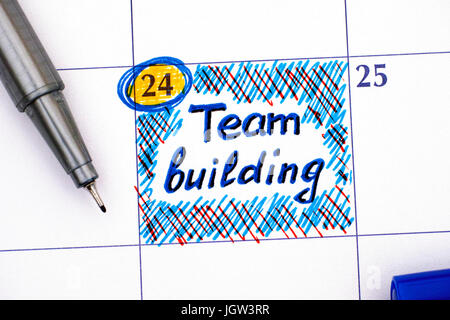 Promemoria team building in calendario con penna blu. Foto Stock