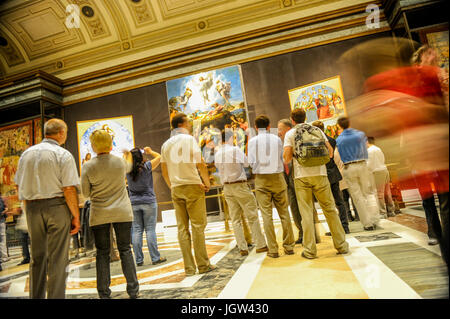 I turisti ammirando la trasfigurazione (Raffaello) nella Pinacoteca dei Musei Vaticani. Musei Vaticani, Roma Italia Foto Stock