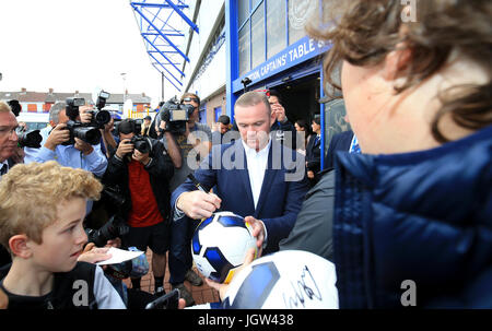 Nuova firma di Everton Wayne Rooney firma autografi per i fan dopo la conferenza stampa al Goodison Park di Liverpool. Foto Stock