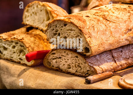 Freschi di forno pane italiano su sfondo rustico Foto Stock