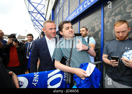 Nuova firma di Everton Wayne Rooney soddisfa i fan dopo la conferenza stampa al Goodison Park di Liverpool. Foto Stock