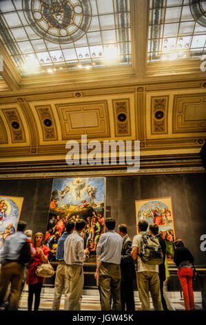 I turisti ammirando la trasfigurazione (Raffaello) nella Pinacoteca dei Musei Vaticani. Musei Vaticani, Roma Italia Foto Stock