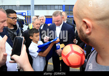 Nuova firma di Everton Wayne Rooney firma autografi per i fan dopo la conferenza stampa al Goodison Park di Liverpool. Foto Stock