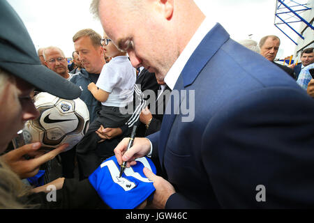 Nuova firma di Everton Wayne Rooney firma autografi per i fan dopo la conferenza stampa al Goodison Park di Liverpool. Foto Stock