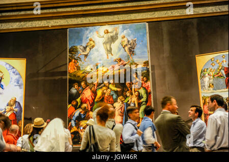 I turisti ammirando la trasfigurazione (Raffaello) nella Pinacoteca dei Musei Vaticani. Musei Vaticani, Roma Italia Foto Stock