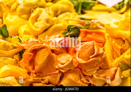 In casa italiana di arancione e giallo tortellini cappelletti Foto Stock