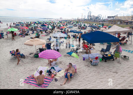 Persone rilassante sulla spiaggia di Ocean City, New Jersey, USA. Foto Stock