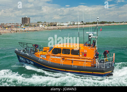 RNLI classe Shannon scialuppa di salvataggio inserimento Littlehampton lungo il fiume Arun. Foto Stock