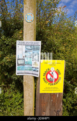 Anti fracking manifesti in rural East Yorkshire Foto Stock